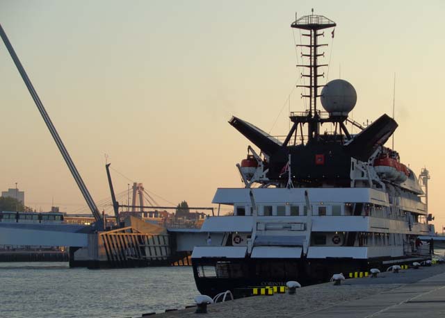 Cruiseschip ms Corinthian van Grand Circle Cruise Line Group aan de Cruise Terminal Rotterdam